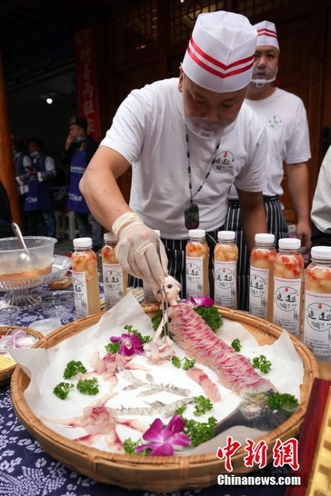 龙胜：万人共庆鱼宴节 长桌上话丰年