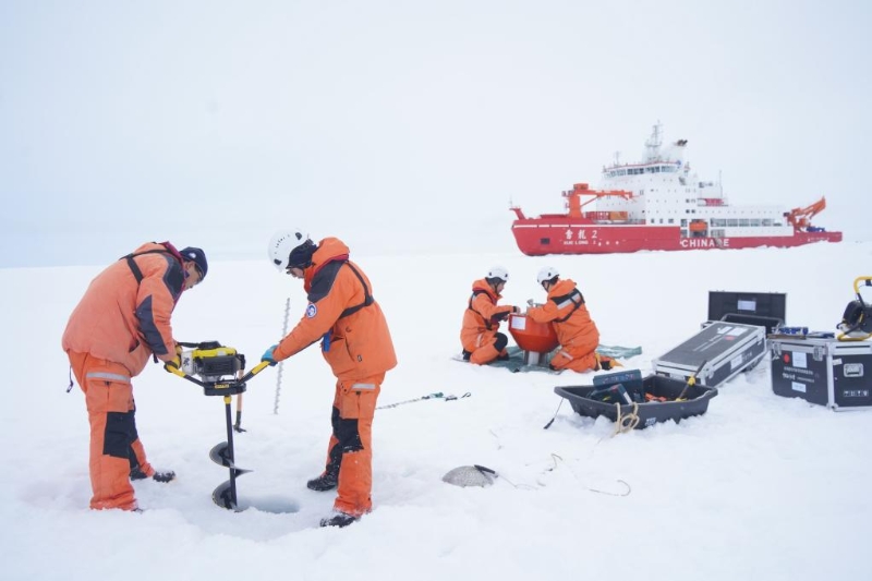 9月5日13时55分，由自然资源部组织的中国第13次北冰洋科学考察队搭乘“雪龙2”号极地科考破冰船在作业期间抵达北纬90度暨北极点区域。（图源：新华社）
