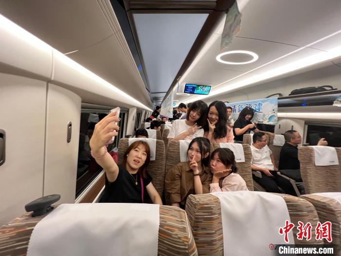 28日9时15分，随着G9801次从福州南站开出，标志着中国首条时速350公里跨海高铁——福(州)厦(门)高铁开通运营，福州与厦门两地跑进1小时。丁波 摄