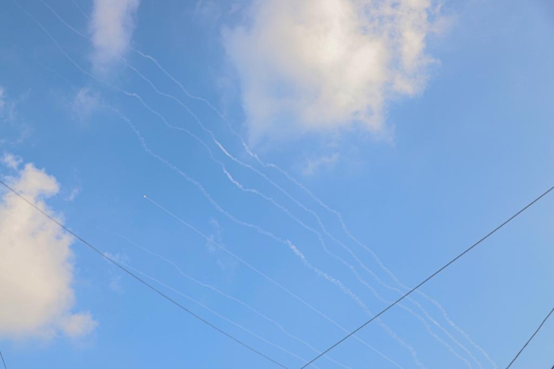 这是10月16日在加沙地带南部城市汗尤尼斯拍摄的向以色列发射的火箭弹。（图源：新华社）