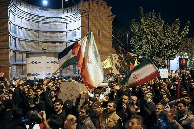 10月18日，大批伊朗学生和示威者聚集在法国大使馆外，抗议加沙医院遭空袭。（图源：法新社）