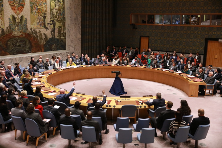 10月16日，在位于纽约的联合国总部，安理会就俄罗斯起草的关于加沙人道问题的决议草案进行表决。（图源：新华社）