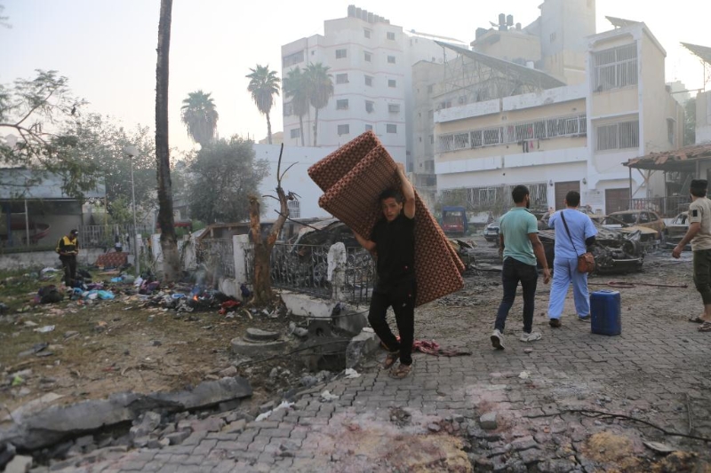 这是10月18日在加沙城拍摄的医院遭袭现场。（图源：新华社）