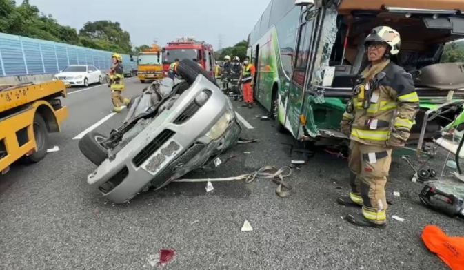 台湾高速公路发生游览车车祸