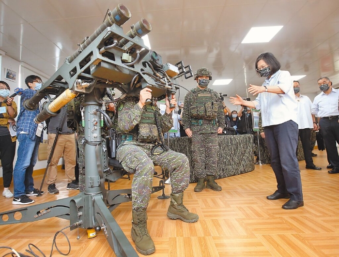 图为2022年蔡英文（右）参观官兵操作双联装刺针防空导弹