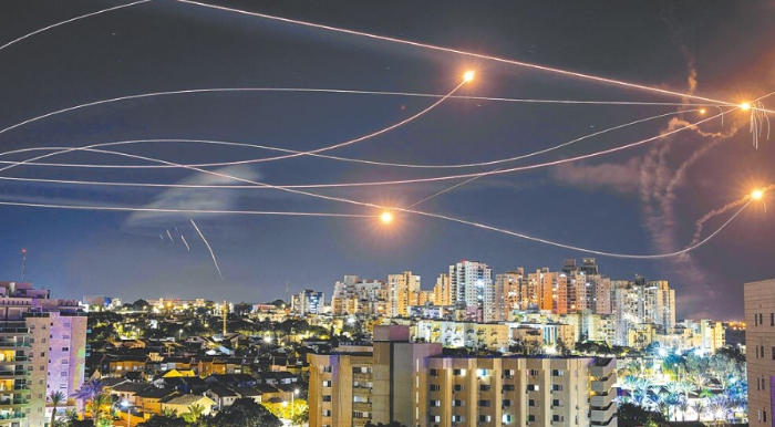 2023年10月20日，以色列的铁穹反导系统拦截了从加萨走廊发射的火箭