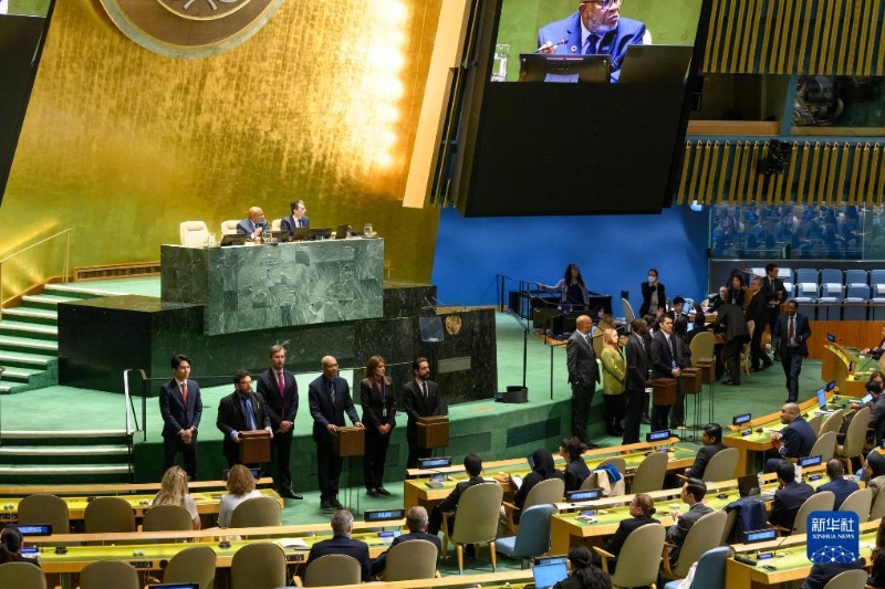 10月10日，在位于纽约的联合国总部，工作人员等待会员国代表投票选举联合国人权理事会成员。（图源：新华网）
