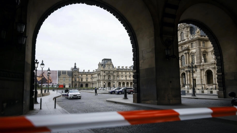 当地时间14日，法国卢浮宫博物馆“出于安全原因”对人员进行疏散，并决定临时闭馆一日。（图源：美联社）