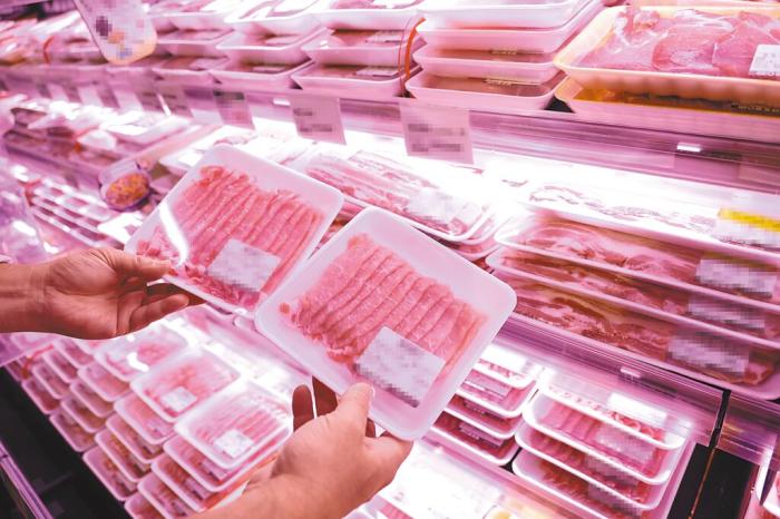 島內近日被曝進口美國豬肉的原産地被標成其他國家和地區，“洗産地”事件發酵。 台灣《中國時報》圖.jpg