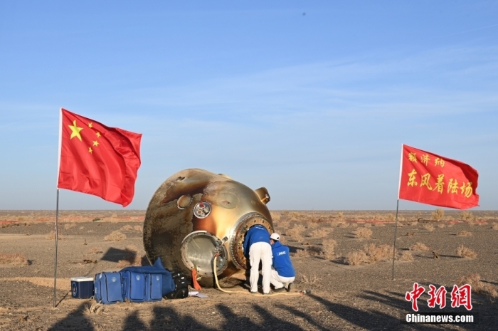 神舟十六号航天员乘组安全顺利出舱。汪江波 摄