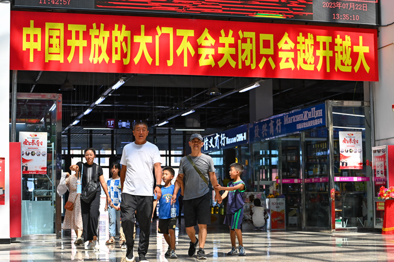 7月22日，游客在新疆塔城巴克图中哈边民互市丝路文化商品城参观游览。（图源：新华社）