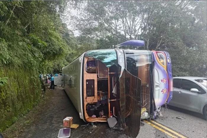 台湾一游览车11月5日发生侧翻意外。图片来源：台湾联合新闻网 宜兰县消防局提供