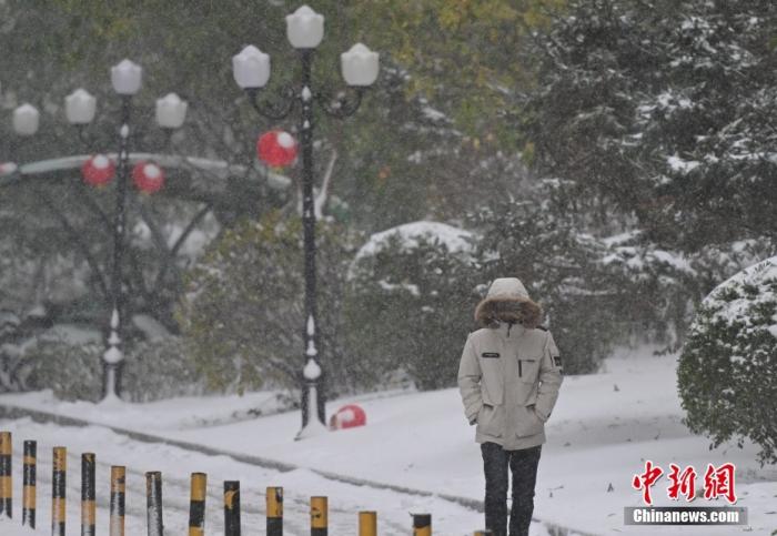 图为市民在雪中出行。 <a target='_blank' href='/' >中新网</a>记者 于海洋 摄