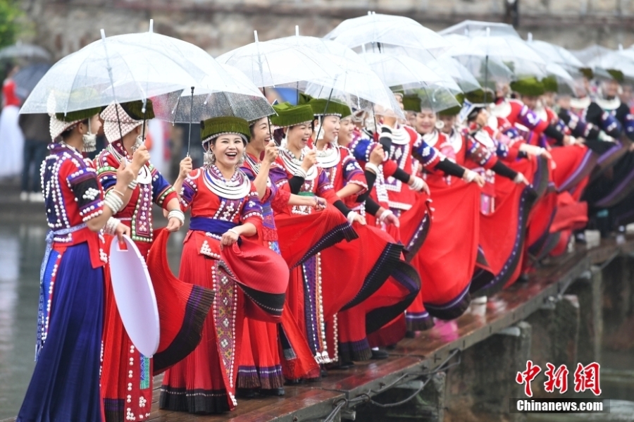 湖南凤凰古城上演苗族“河上服饰秀”