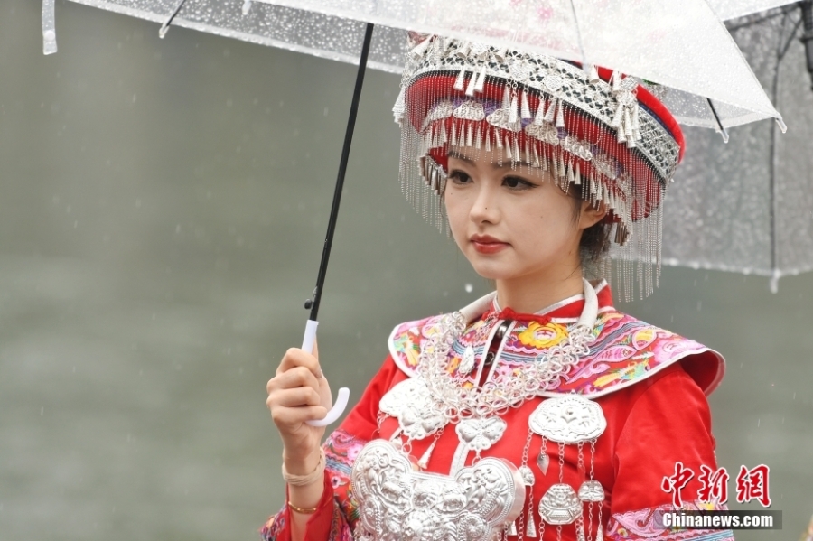 湖南凤凰古城上演苗族“河上服饰秀”