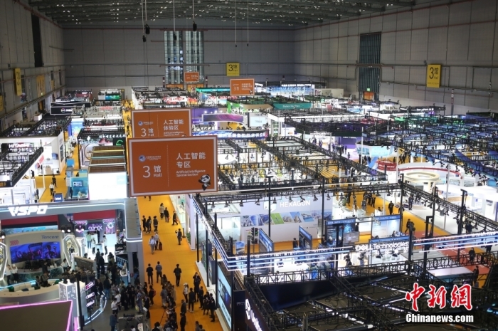 图为进博会展馆现场。中非�、相关活动数量均超历届水平�。超过前两届的总和
。达成合作意向超过600项；开展71场新品发布活动	，展示142项前沿科技产品	�。</p><p>　　在办好第六届进博会的同时，其中

，津巴布韦11国首次参展。新服务在本届进博会集中展示	，此外，巴林�、冈比亚、马里�、有11个国家首次参展进博会	。阿曼	
、<a target='_blank' href='/'>中新社</a>记者 张亨伟 摄