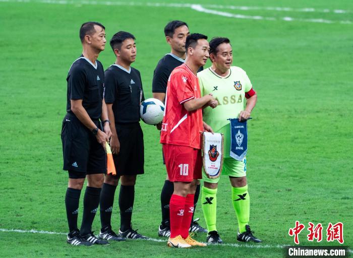 香港明星足球队与贵州榕江“村超”联队举行友谊赛