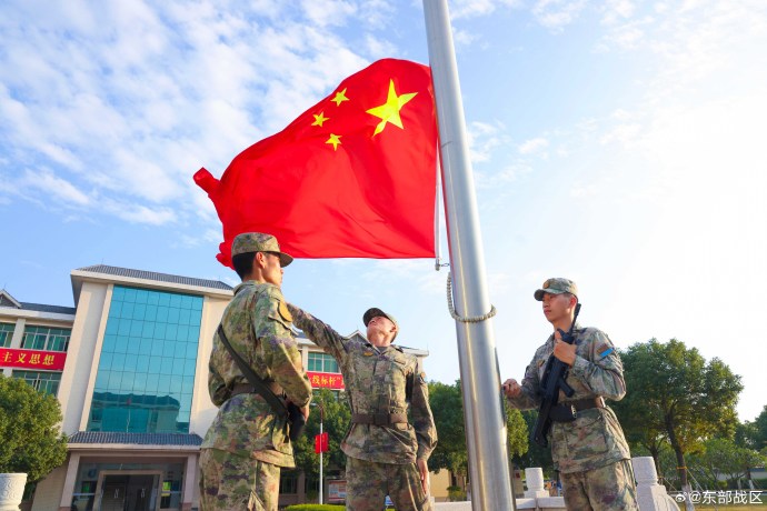 为庆祝人民空军成立74周年,东部战区空军地导某旅隆重举行升国旗仪式
