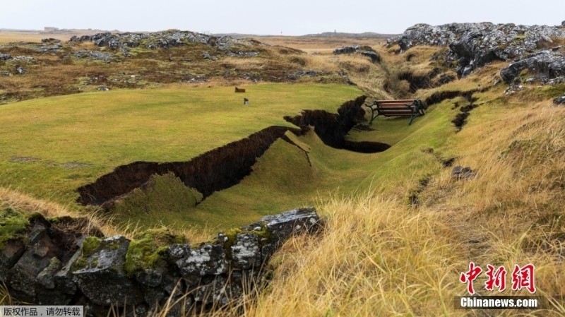 11月13日消息，冰岛气象局称，10日凌晨至下午2点间共记录了近800次地震，频繁地震导致大地出现裂痕。由于担心地震引起火山爆发，冰岛当地时间11日宣布进入紧急状态，警方敦促相关地区居民撤离。