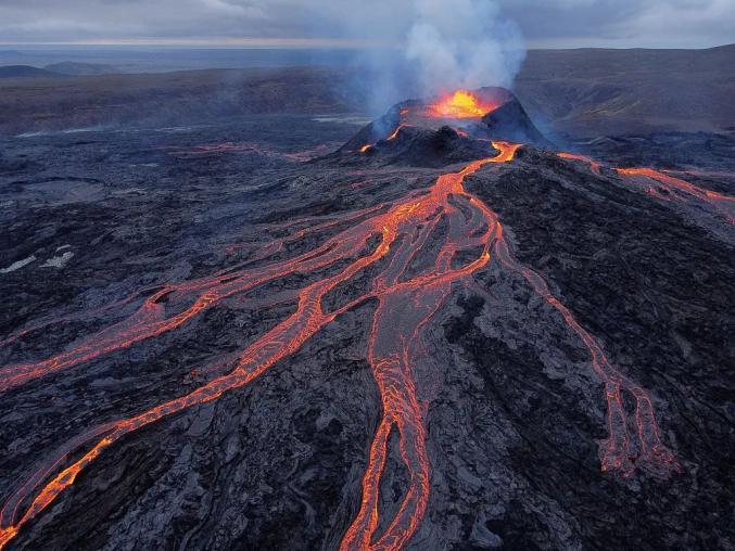 资料图，2021年法格拉达尔火山爆发。图源：视觉中国