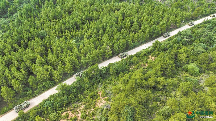 砺兵山野，机动攻防丨陆军某合成旅实兵实弹