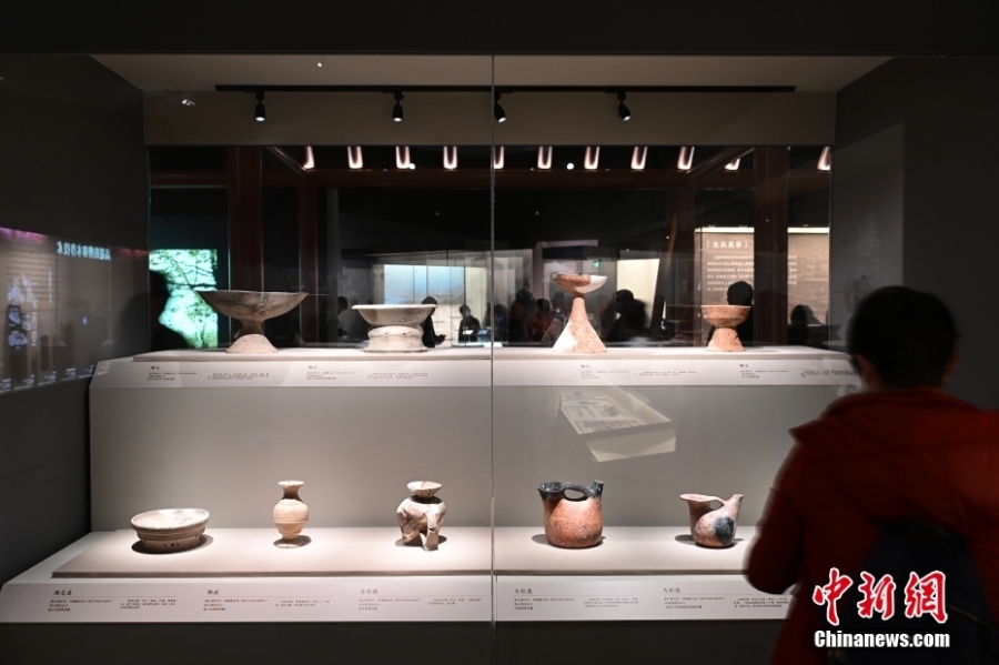河姆渡文化发现50周年考古成果特展吸引参观者