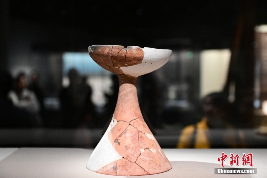 河姆渡文化發現50週年考古成果特展吸引參觀者