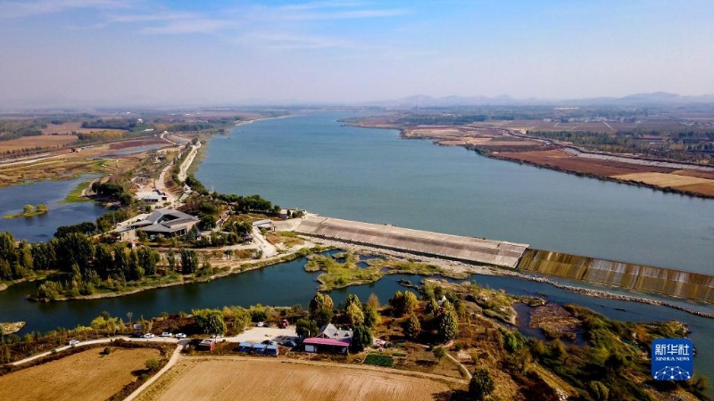 这是2020年11月4日拍摄的位于山东省东平县的京杭大运河戴村坝（无人机照片）。（图源：新华社）