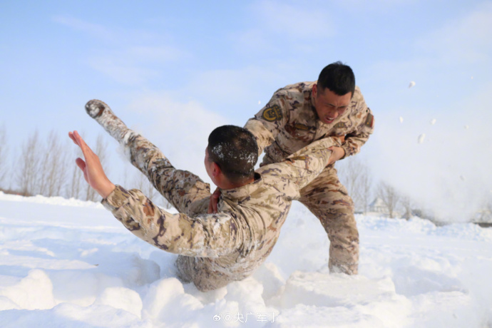 下雪也要练武警官兵雪地摔擒格斗