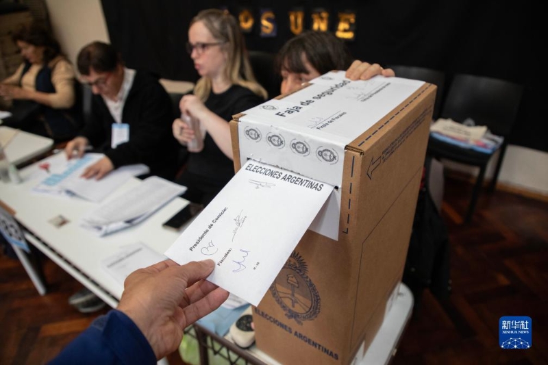 10月22日，选民在阿根廷首都布宜诺斯艾利斯的一处投票站投票。（图源：新华社）