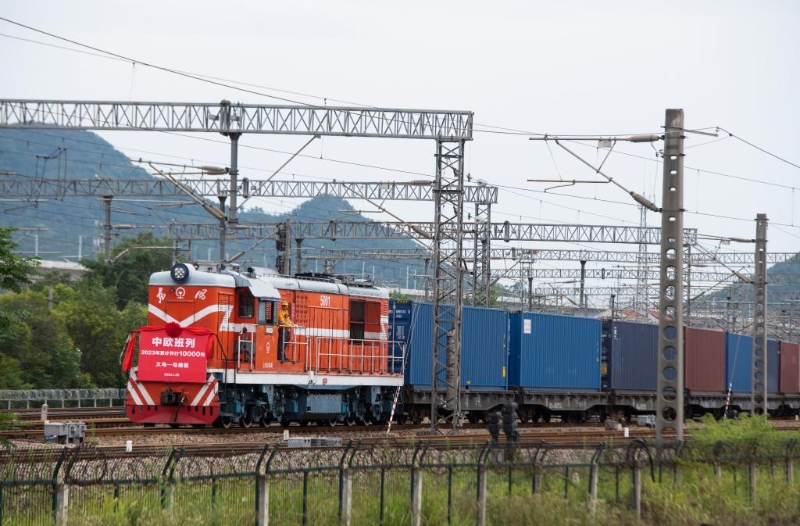 7月29日，满载110个标箱出口货物的X8020次中欧班列从铁路义乌西站鸣笛启程。（新华社发，时宽兵摄）
