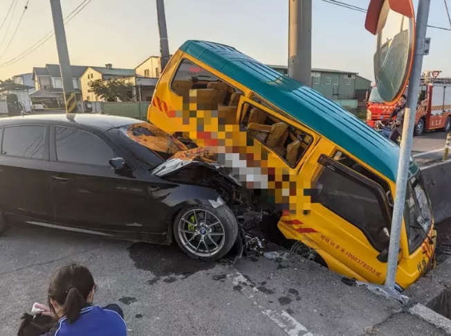 托儿所校车被轿车从侧边撞上，车体严重毁损。图片来源：台湾《联合报》民众供图
