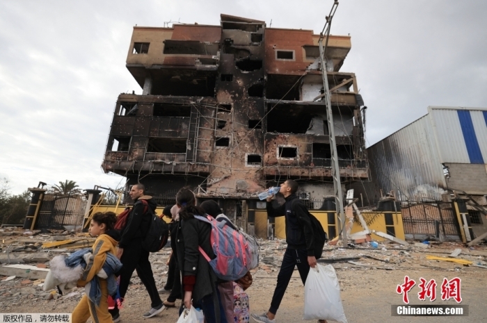 当地时间11月19日，加沙地带南部Zeitoun地区的民众迁移躲避战火。
