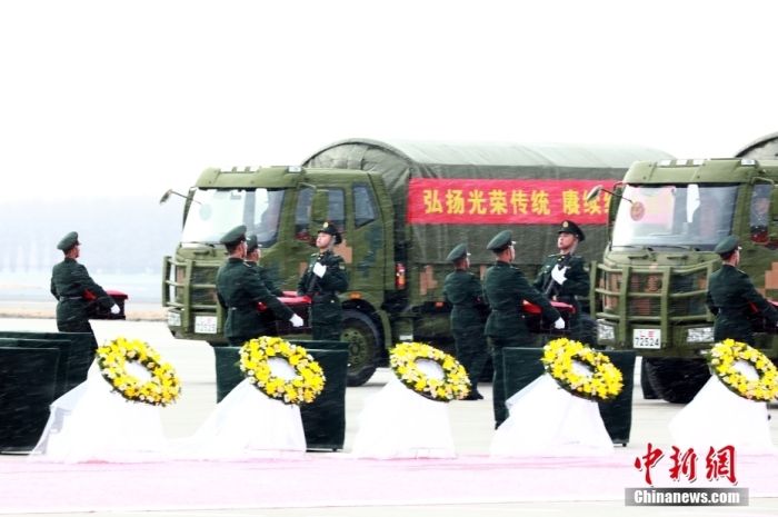 2023年11月23日，辽宁沈阳，第十批在韩中国人民志愿军烈士遗骸迎回仪式在沈阳桃仙国际机场举行。25名中国人民志愿军烈士遗骸及335件遗物搭乘运-20专机回国。图/CNSphoto 马强 摄