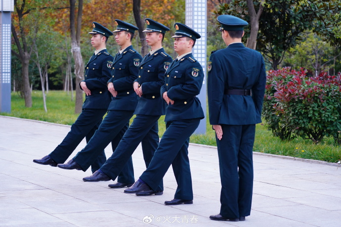 军校学员队列训练动作整齐划一