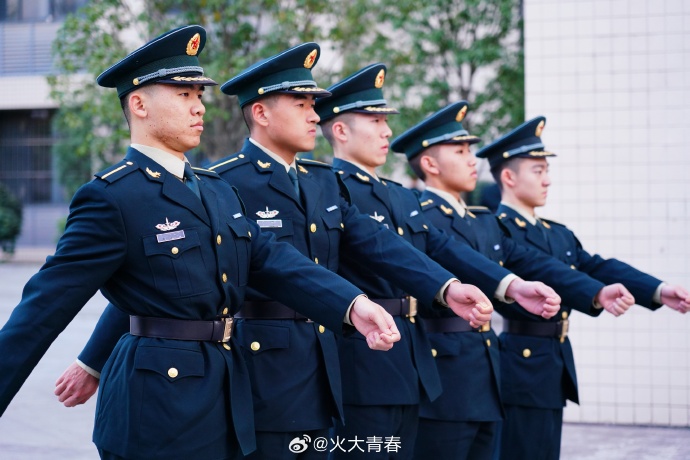 军校学员队列训练动作整齐划一