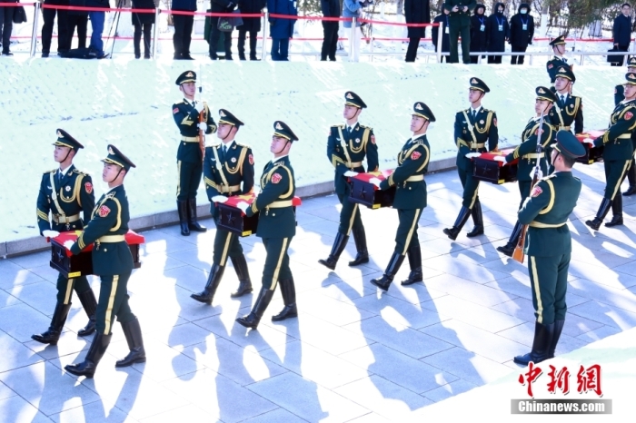 2023年11月24日，辽宁沈阳，第十批25名在韩中国人民志愿军烈士遗骸安葬仪式在沈阳抗美援朝烈士陵园举行。自2014年起至今，连续十年，已有938位志愿军烈士忠魂回到这片他们用鲜血和生命守护的热土。图/CNSphoto 邹新江 摄