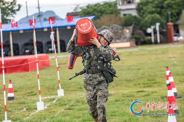 9.参赛官兵在赛场上全力以赴    施晨洲  摄_副本