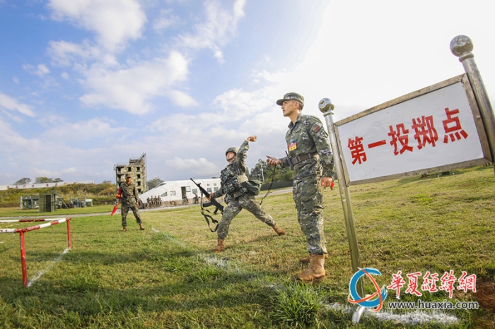 8.在第一投掷点，参赛官兵激烈比拼    施晨洲  摄_副本