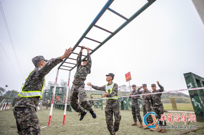 5.400米障碍赛场，参赛官兵快速通过云梯    施晨洲  摄_副本