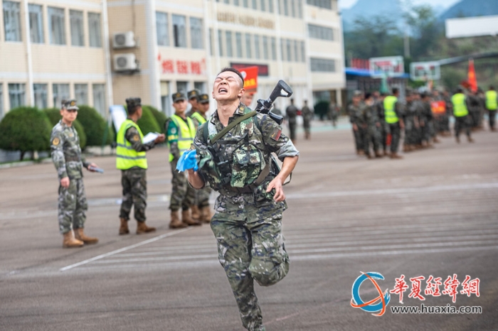3.官兵一马当先，冲向五公里武装越野终点    施晨洲  摄_副本