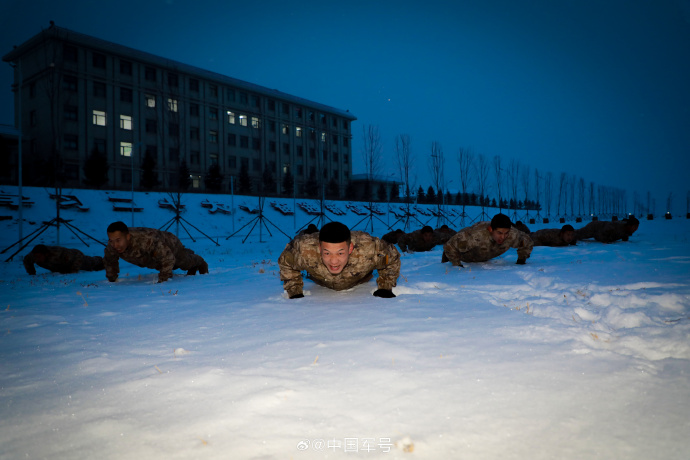不畏严寒东风快递员零下15雪中赤膊训练