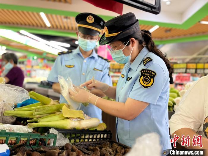 质料图：上海市食药安办会同相关部份散漫睁开重点食用农产物综合规画使命。