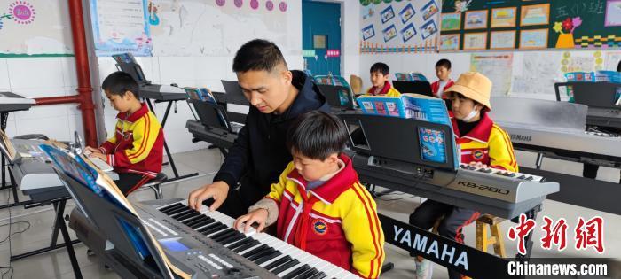 质料图：小学生在校上音乐课。