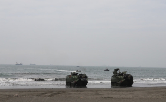台湾海军西子湾“红色海滩”操演 AAV-7两栖突击车登陆