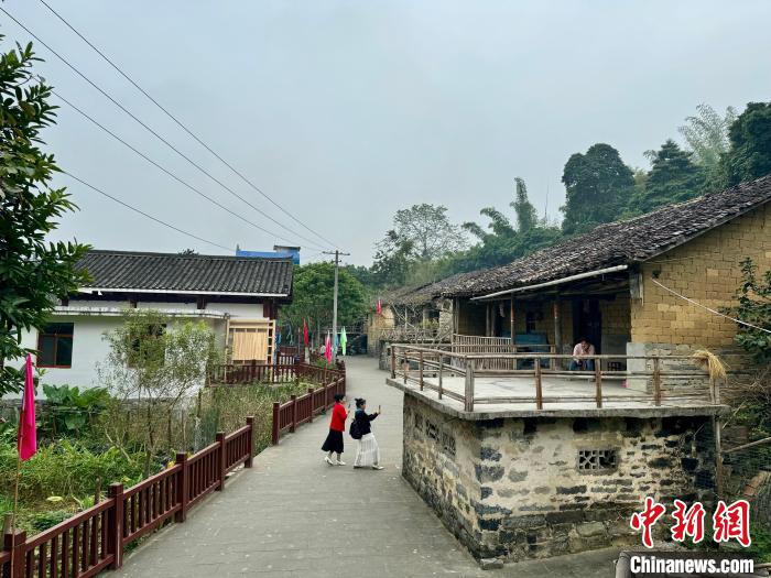 广西壮族古村传承百年民风民俗激发乡村游活力
