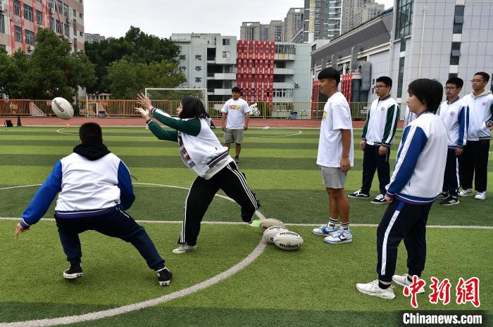 来自台湾的“校园橄榄球推广大使”：进福州校园推广橄榄球运动