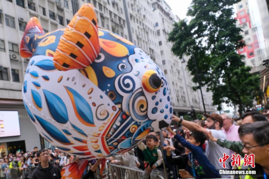 香港舉行藝趣嘉年華巡遊 巨型木偶銅鑼灣街頭與民同樂