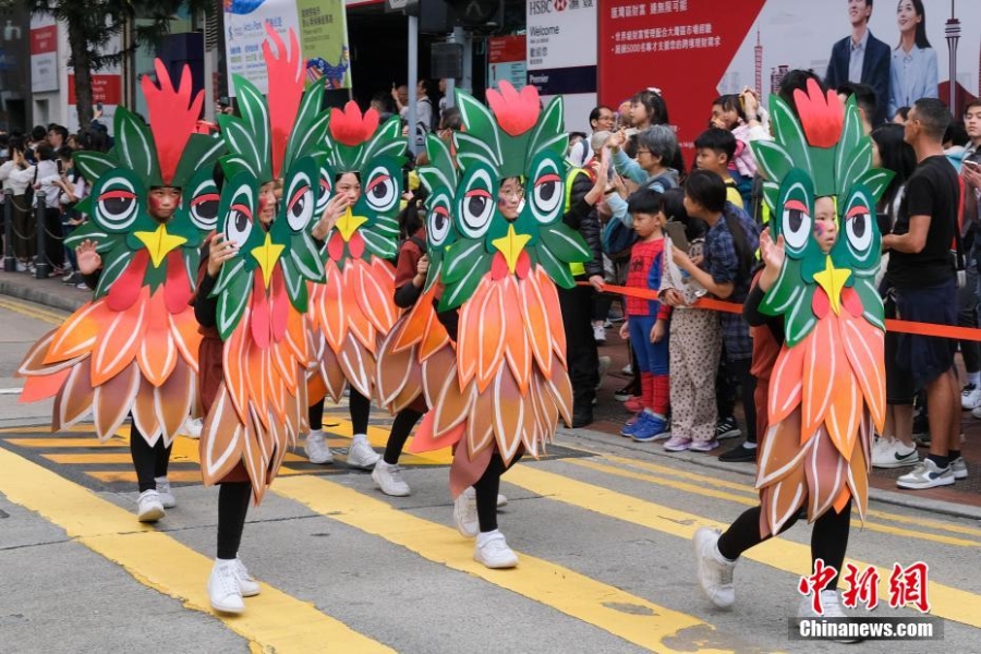 香港举行艺趣嘉年华巡游 巨型木偶铜锣湾街头与民同乐