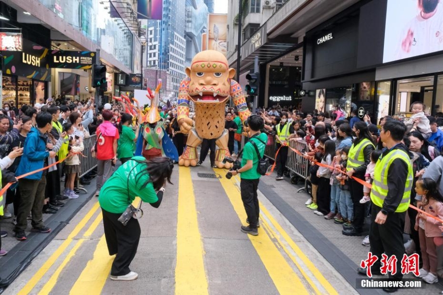 香港举行艺趣嘉年华巡游 巨型木偶铜锣湾街头与民同乐